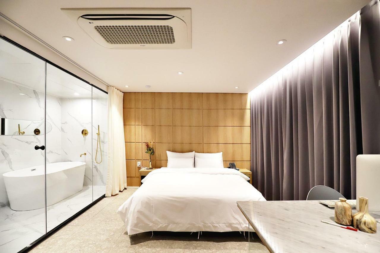 โรงแรมเบียนนาเล Gwangju Metropolitan City ภายนอก รูปภาพ