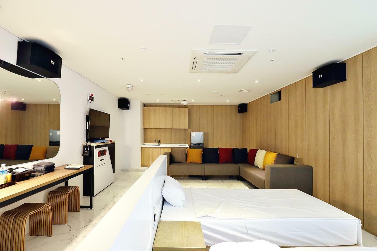 โรงแรมเบียนนาเล Gwangju Metropolitan City ภายนอก รูปภาพ