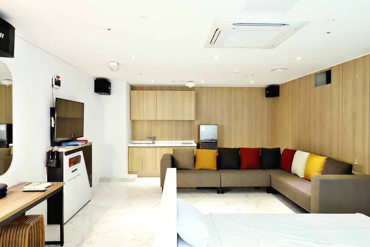 โรงแรมเบียนนาเล Gwangju Metropolitan City ภายนอก รูปภาพ